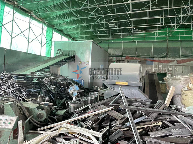廢鋁破碎機成套設(shè)備 <a target='_blank'><span>廢鋁破碎機</span></a>成套設(shè)備